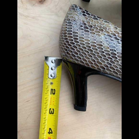 Rose petals woman’s snake like heels - Picture 8 of 9